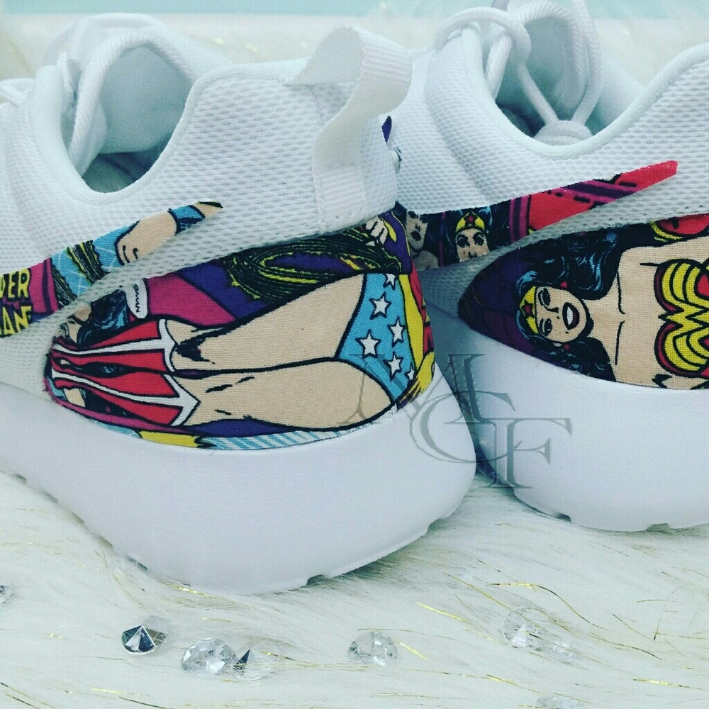 Wonder Woman custom Nike roshe - Picture 3 of 4